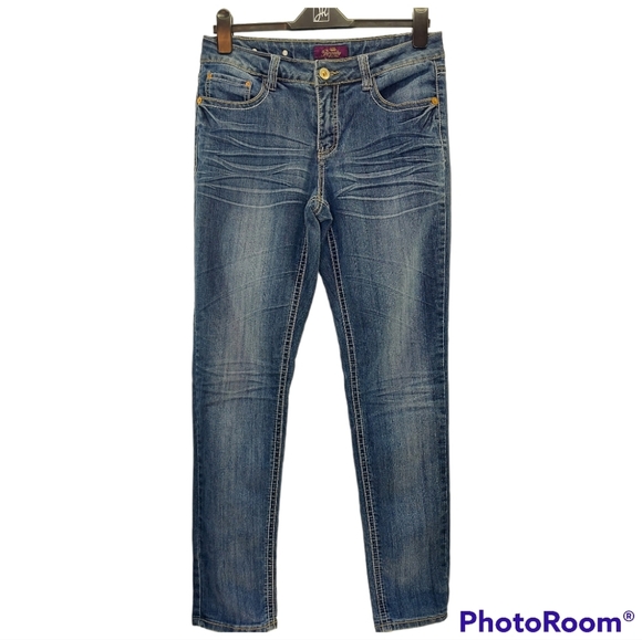 Stunning Pocket Embroidery on Royalty by YMI Mid Rise Skinny Jeans Size 10 - Picture 3 of 13